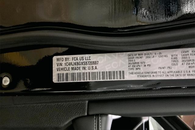 Photo of 2025 DIAMOND BLACK CRYSTAL P/C Jeep Grand Cherokee L