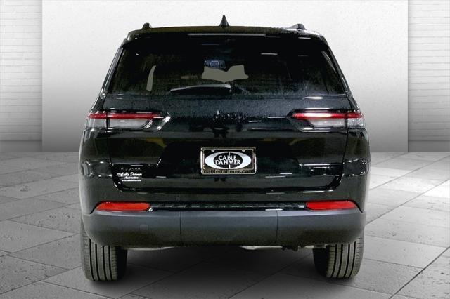 Photo of 2025 DIAMOND BLACK CRYSTAL P/C Jeep Grand Cherokee L