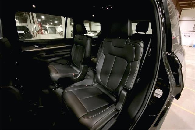 Photo of 2025 DIAMOND BLACK CRYSTAL P/C Jeep Grand Cherokee L
