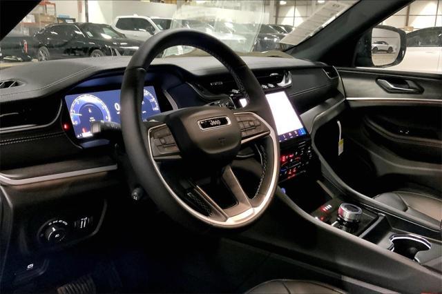 Photo of 2025 DIAMOND BLACK CRYSTAL P/C Jeep Grand Cherokee L