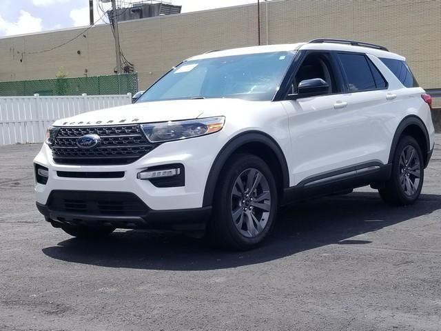 Photo of 2022 STAR WHITE MET TRI-COAT Ford Explorer