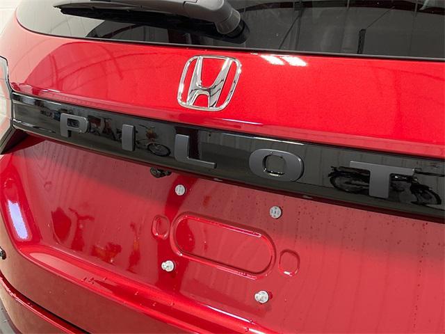 Photo of 2025 Radiant Red Metallic II Honda Pilot