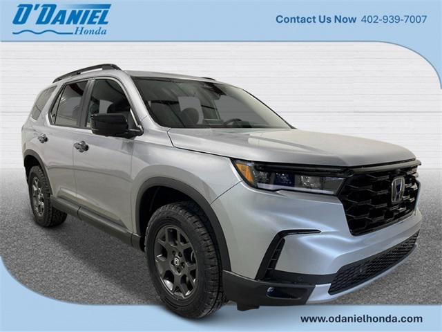 Photo of 2025 Lunar Silver Metallic Honda Pilot