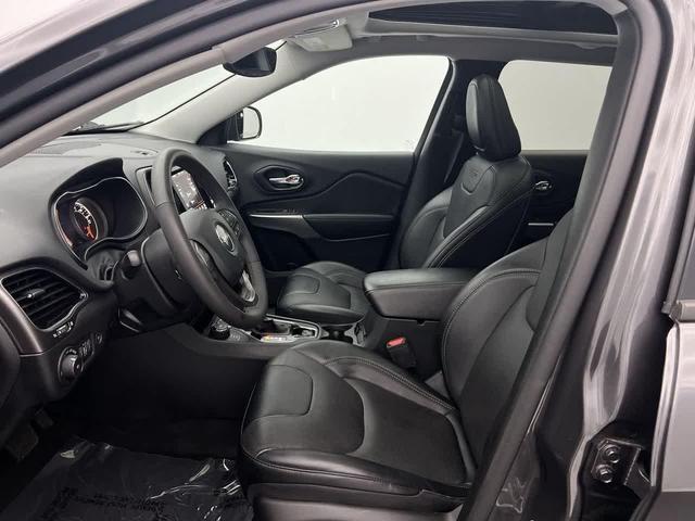 Photo of 2022 Granite Crystal Metallic Clearcoat Jeep Cherokee