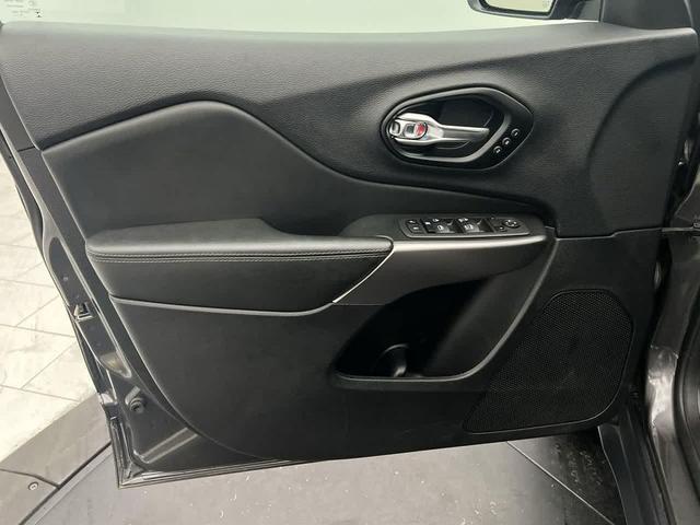 Photo of 2022 Granite Crystal Metallic Clearcoat Jeep Cherokee
