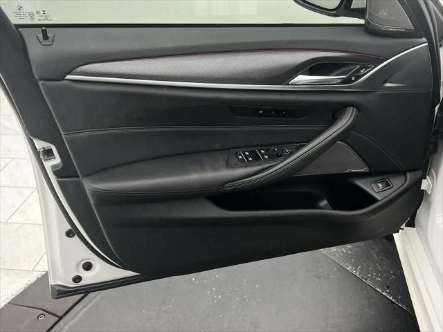Photo of 2023 Alpine White BMW 540