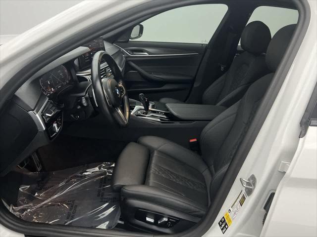 Photo of 2023 Alpine White BMW 540