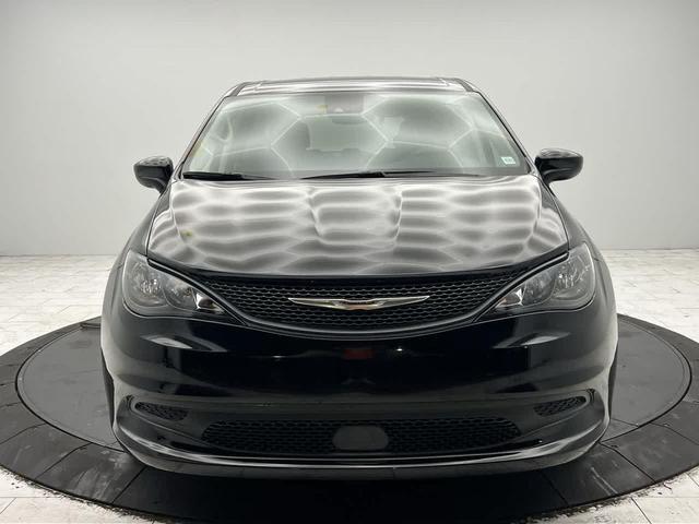Photo of 2024 Diamond Black Crystal Pearlcoat Chrysler Voyager