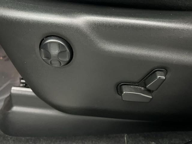 Photo of 2022 Bright White Clearcoat Jeep Grand Cherokee