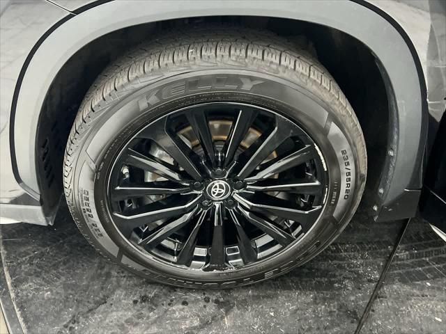 Photo of 2023 Midnight Black Metallic Toyota Highlander