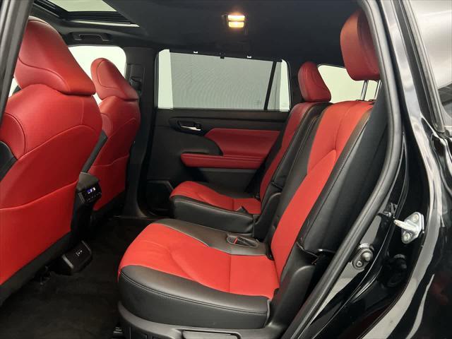 Photo of 2023 Midnight Black Metallic Toyota Highlander