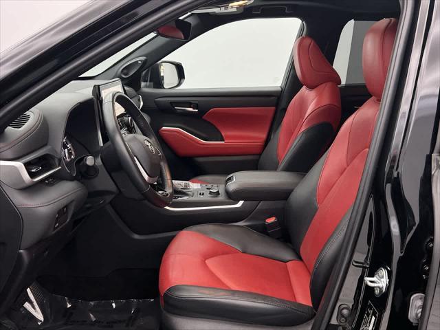 Photo of 2023 Midnight Black Metallic Toyota Highlander