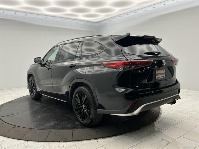 Photo of 2023 Midnight Black Metallic Toyota Highlander