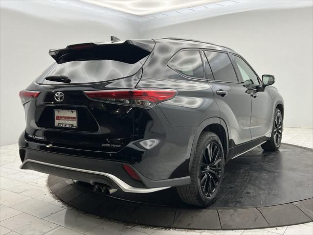 Photo of 2023 Midnight Black Metallic Toyota Highlander