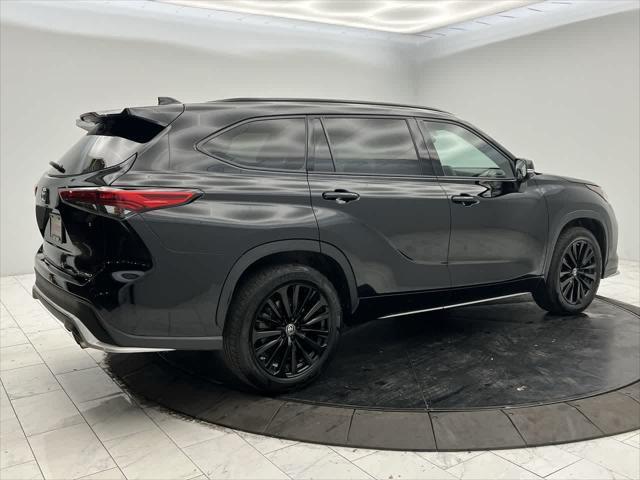 Photo of 2023 Midnight Black Metallic Toyota Highlander