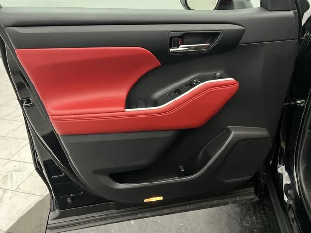 Photo of 2023 Midnight Black Metallic Toyota Highlander
