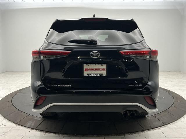 Photo of 2023 Midnight Black Metallic Toyota Highlander
