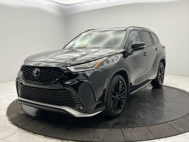 Photo of 2023 Midnight Black Metallic Toyota Highlander