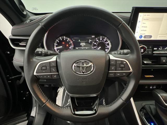 Photo of 2023 Midnight Black Metallic Toyota Highlander