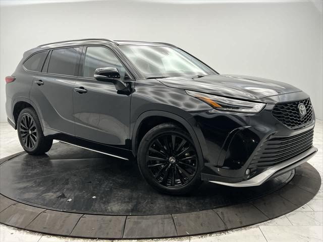 Photo of 2023 Midnight Black Metallic Toyota Highlander