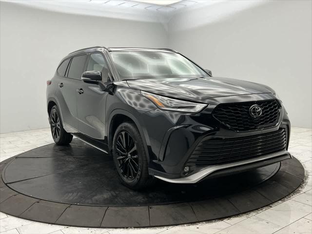 Photo of 2023 Midnight Black Metallic Toyota Highlander