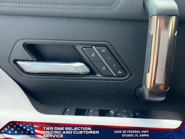 Photo of 2025 Interstellar White GMC HUMMER EV SUV