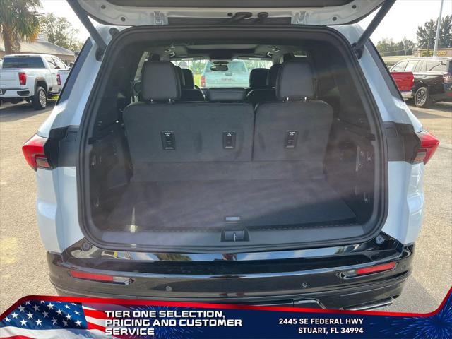 Photo of 2025 White Frost Tricoat Buick Enclave