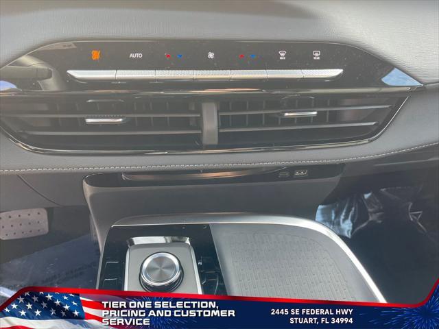 Photo of 2025 White Frost Tricoat Buick Enclave
