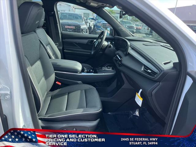 Photo of 2025 White Frost Tricoat Buick Enclave