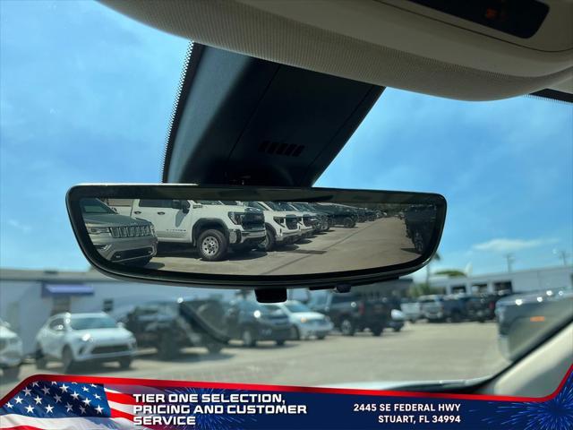 Photo of 2024 White Frost Tricoat Buick Enclave
