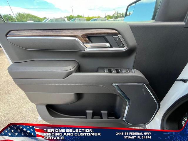 Photo of 2025 Summit White GMC Sierra 1500