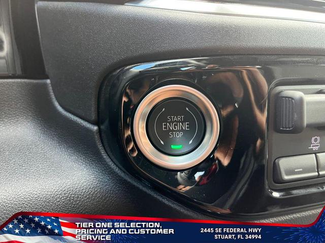 Photo of 2025 Summit White GMC Sierra 1500