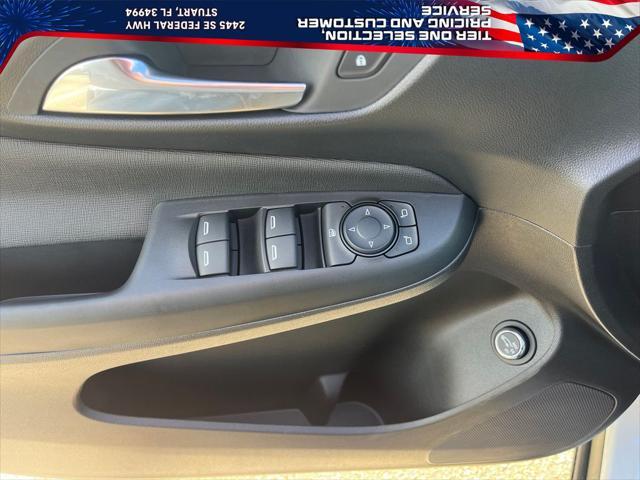 Photo of 2025 Summit White Buick Envista