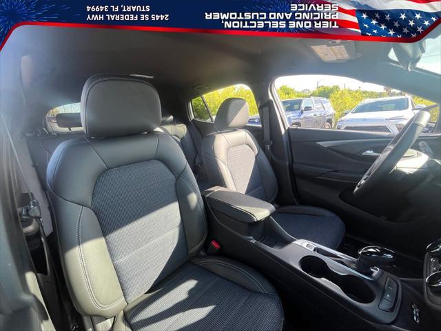 Photo of 2025 Summit White Buick Envista