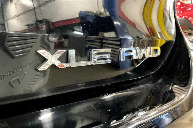 Photo of 2021 Midnight Black Metallic Toyota Highlander