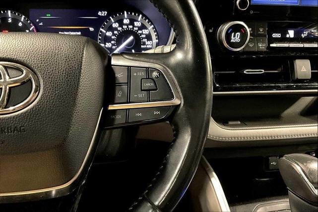 Photo of 2021 Midnight Black Metallic Toyota Highlander