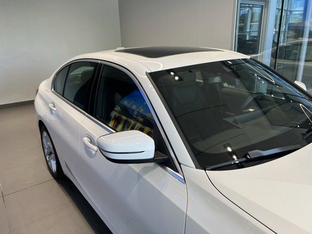 Photo of 2025 Alpine White BMW 330