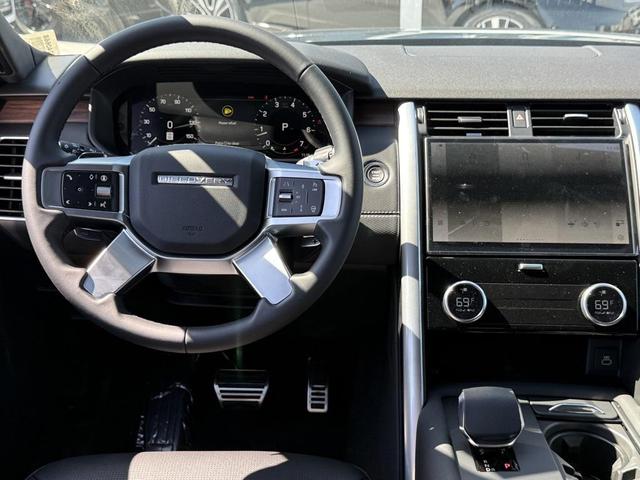 Photo of 2025 Santorini Black Metallic Land Rover Discovery