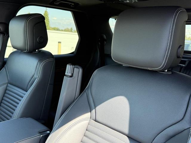 Photo of 2025 Santorini Black Metallic Land Rover Discovery