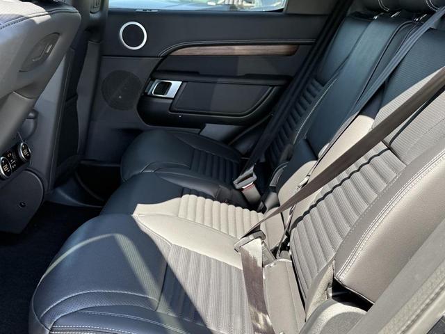 Photo of 2025 Santorini Black Metallic Land Rover Discovery