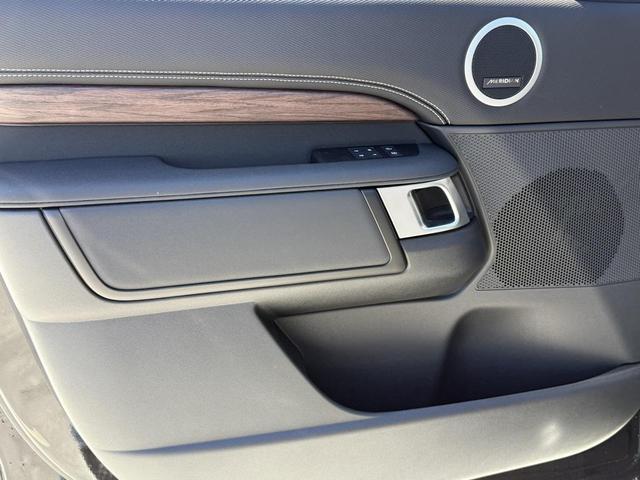 Photo of 2025 Santorini Black Metallic Land Rover Discovery