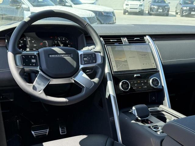 Photo of 2025 Santorini Black Metallic Land Rover Discovery