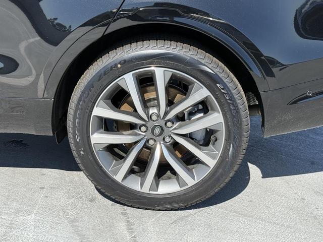 Photo of 2025 Santorini Black Metallic Land Rover Discovery