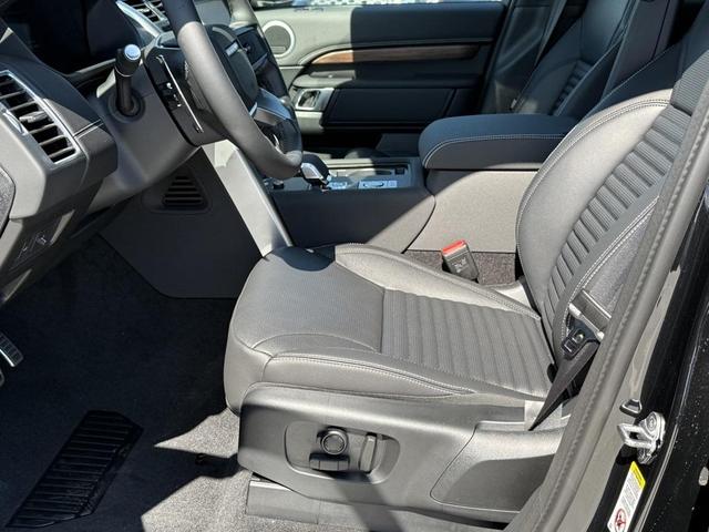 Photo of 2025 Santorini Black Metallic Land Rover Discovery