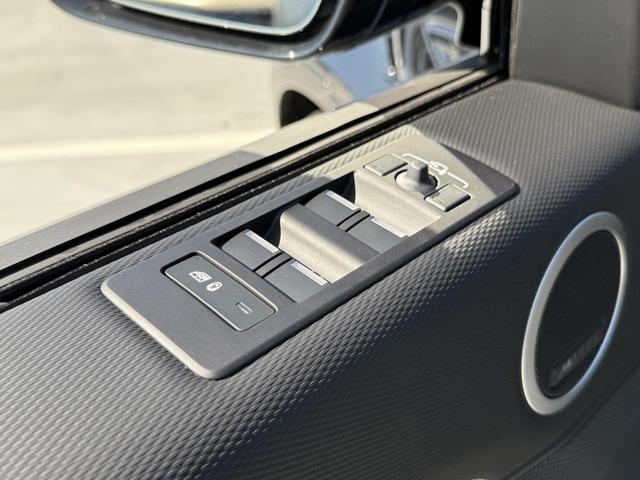 Photo of 2025 Santorini Black Metallic Land Rover Discovery