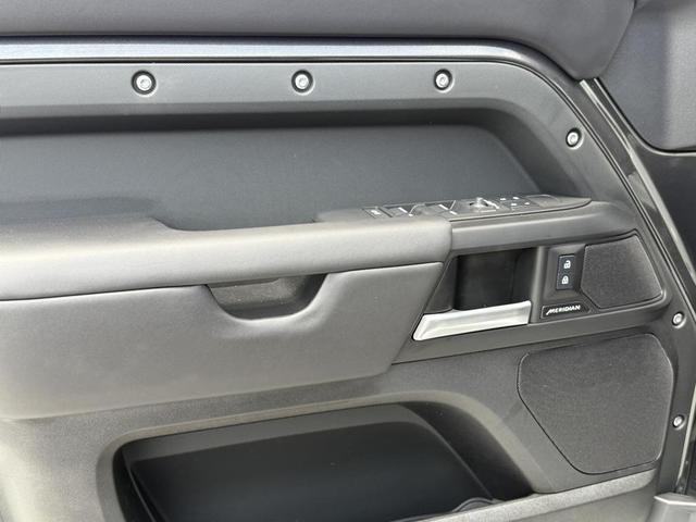 Photo of 2025 CARP GRY PRM MT Land Rover Defender