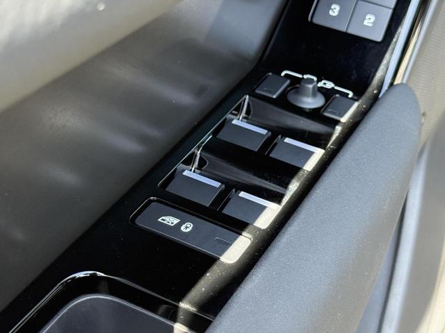 Photo of 2025 Carpathian Grey Premium Metallic Land Rover Range Rover Velar