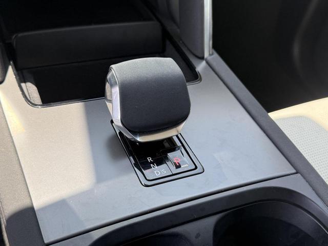 Photo of 2024 Fuji White Land Rover Discovery Sport