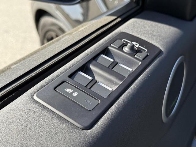 Photo of 2024 Santorini Black Land Rover Discovery