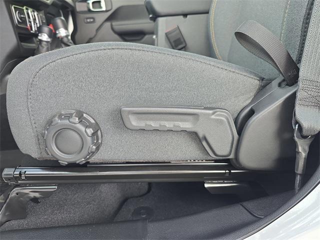 Photo of 2025 Bright White Clearcoat Jeep Gladiator